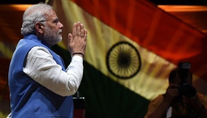 कपड़े की पेंटिंग पर पीएम मोदी के हस्ताक्षर करने पर विवाद कपड़े की पेंटिंग पर पीएम मोदी के हस्ताक्षर करने पर विवाद