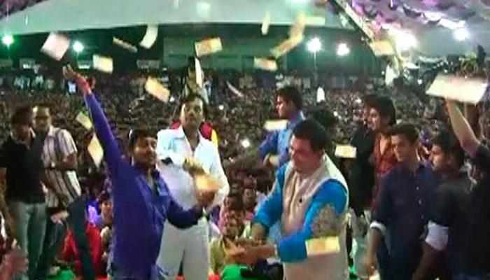 बीजेपी सांसद ने गणपति उत्सव में उड़ाए लाखों के नोट, वीडियो हुआ वायरल बीजेपी सांसद ने गणपति उत्सव में उड़ाए लाखों के नोट, वीडियो हुआ वायरल