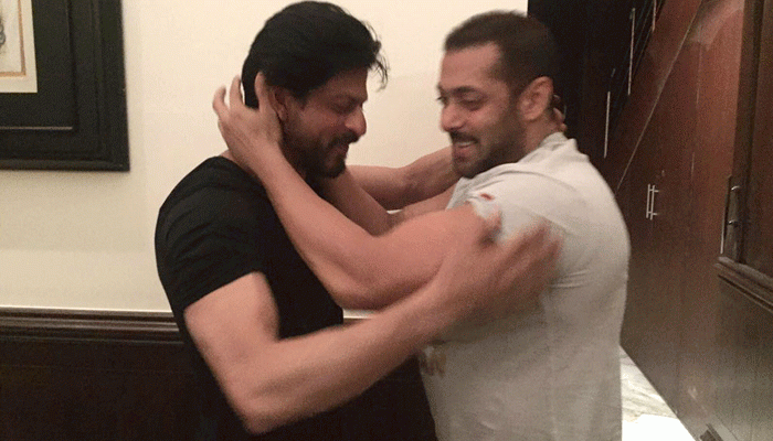 सलमान ने शाहरूख को जन्मदिन पर सिखाए ‘सुल्तान’ के दांव-पेंच सलमान ने शाहरूख को जन्मदिन पर सिखाए ‘सुल्तान’ के दांव-पेंच
