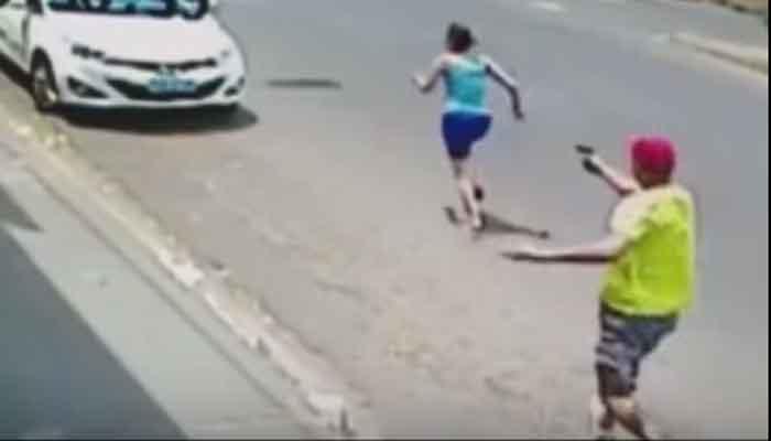 पत्नी को सरेआम 11 बार गोली मारी, पुलिस अधिकारी का वीडियो वायरल पत्नी को सरेआम 11 बार गोली मारी, पुलिस अधिकारी का वीडियो वायरल