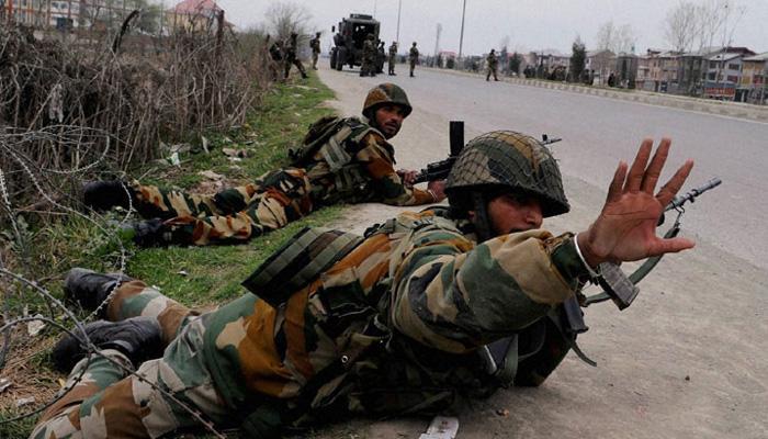 अनंतनाग में CRPF के काफिले पर आतंकियों का हमला, 6 जवान घायल अनंतनाग में CRPF के काफिले पर आतंकियों का हमला, 6 जवान घायल