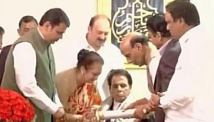 अभिनेता दिलीप कुमार को पद्म विभूषण, राजनाथ ने घर जाकर दिया सम्मान अभिनेता दिलीप कुमार को पद्म विभूषण, राजनाथ ने घर जाकर दिया सम्मान
