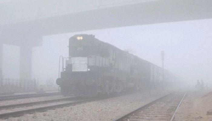 दिल्ली-एनसीआर में कड़ाके की ठंड, घने कोहरे की वजह से रेलवे ने रद्द की 164 ट्रेनें दिल्ली-एनसीआर में कड़ाके की ठंड, घने कोहरे की वजह से रेलवे ने रद्द की 164 ट्रेनें