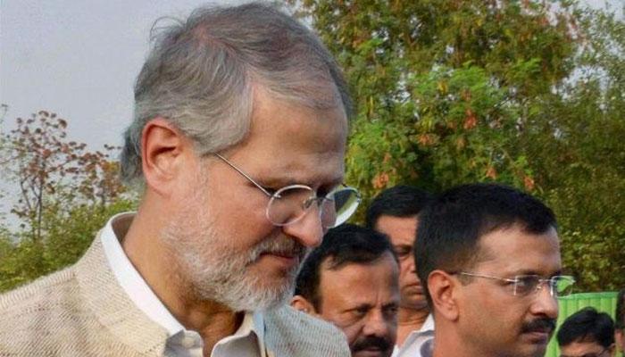 राजपथ पर एक साथ बैठे अरविंद केजरीवाल और नजीब जंग राजपथ पर एक साथ बैठे अरविंद केजरीवाल और नजीब जंग
