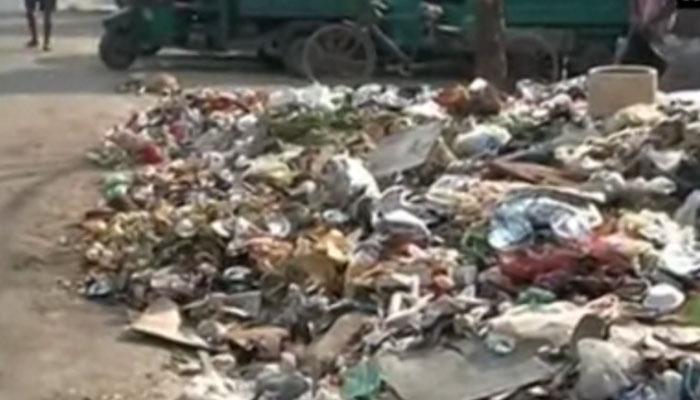 दिल्ली: MCD कर्मचारियों की हड़ताल का आज तीसरा दिन, 'कूड़ा-कूड़ा' हुई राष्ट्रीय राजधानी दिल्ली: MCD कर्मचारियों की हड़ताल का आज तीसरा दिन, 'कूड़ा-कूड़ा' हुई राष्ट्रीय राजधानी