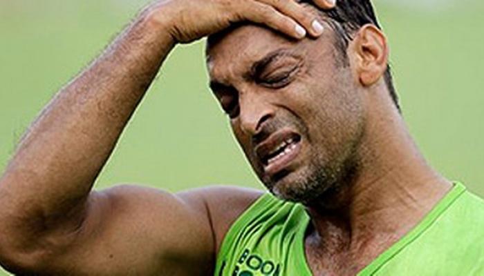 लाइव शो में 'मौका-मौका' को लेकर एंकर पर भड़क गये शोएब अख्तर, कपिल देव को करना पड़ा बीच-बचाव लाइव शो में 'मौका-मौका' को लेकर एंकर पर भड़क गये शोएब अख्तर, कपिल देव को करना पड़ा बीच-बचाव