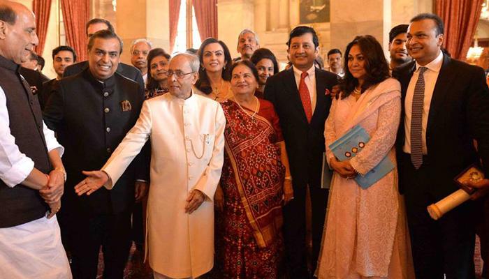 जब लंबी कड़वाहट के बाद प्रेम से मिले अंबानी बंधु (मुकेश, अनिल) जब लंबी कड़वाहट के बाद प्रेम से मिले अंबानी बंधु (मुकेश, अनिल)