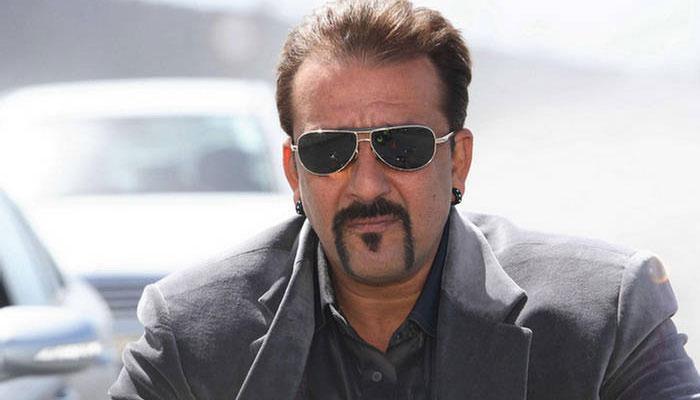 फैशन शो में पहुंचे संजय दत्त ने फोटोग्राफर्स के साथ ली सेल्फी फैशन शो में पहुंचे संजय दत्त ने फोटोग्राफर्स के साथ ली सेल्फी