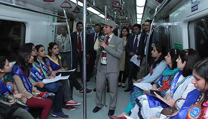 दिल्ली मेट्रो में अब यात्रियों को चेहरा ढंकने की अनुमति नहीं दिल्ली मेट्रो में अब यात्रियों को चेहरा ढंकने की अनुमति नहीं
