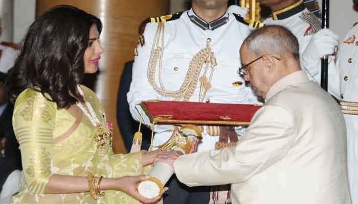 रजनीकांत के साथ पद्म सम्मान मिलने पर प्रियंका चोपड़ा ने जताई खुशी रजनीकांत के साथ पद्म सम्मान मिलने पर प्रियंका चोपड़ा ने जताई खुशी