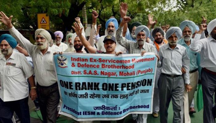 वन रैंक वन पेंशन : पूर्व सैन्यकर्मियों ने खटखटाया SC का दरवाजा वन रैंक वन पेंशन : पूर्व सैन्यकर्मियों ने खटखटाया SC का दरवाजा