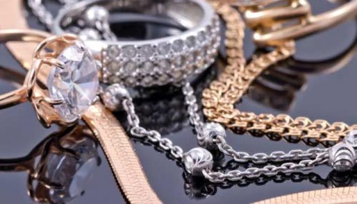 चांदी 450 रुपये सस्ता, सोने की कीमतों में बदलाव नहीं चांदी 450 रुपये सस्ता, सोने की कीमतों में बदलाव नहीं