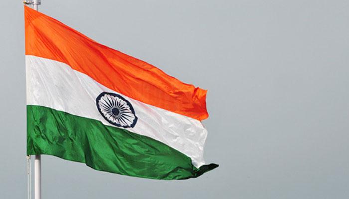 राष्ट्रगान के दौरान खड़े नहीं हुए पत्रकार, सेना ने कार्यक्रम से बाहर जाने को कहा राष्ट्रगान के दौरान खड़े नहीं हुए पत्रकार, सेना ने कार्यक्रम से बाहर जाने को कहा