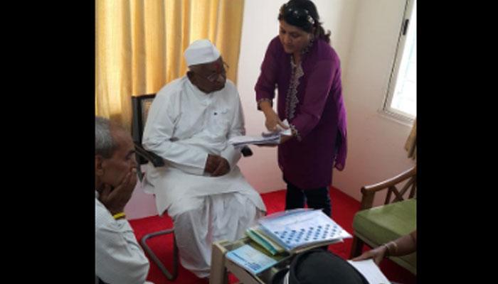 एकनाथ खड़से के मुद्दे पर अन्ना से मिलीं दमानिया, दखल देने की मांग की एकनाथ खड़से के मुद्दे पर अन्ना से मिलीं दमानिया, दखल देने की मांग की