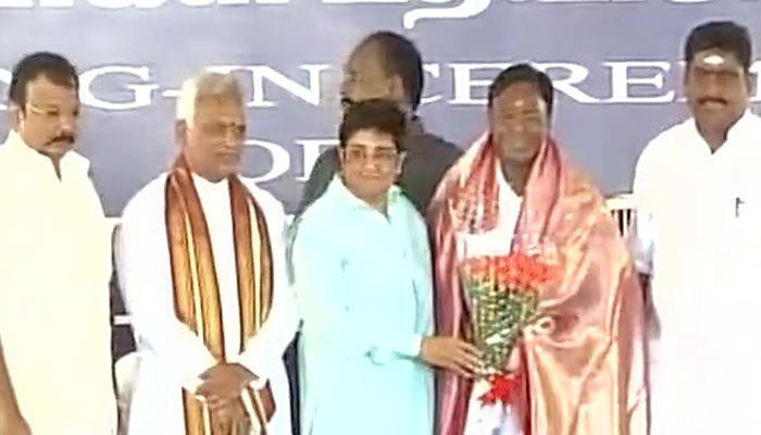 पुडुचेरी: उपराज्यपाल किरण बेदी ने VIP कारों में सायरन के इस्तेमाल पर लगाया प्रतिबंध पुडुचेरी: उपराज्यपाल किरण बेदी ने VIP कारों में सायरन के इस्तेमाल पर लगाया प्रतिबंध