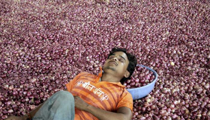 प्याज की कीमत गिरने को लेकर किसानों का विरोध प्रदर्शन प्याज की कीमत गिरने को लेकर किसानों का विरोध प्रदर्शन