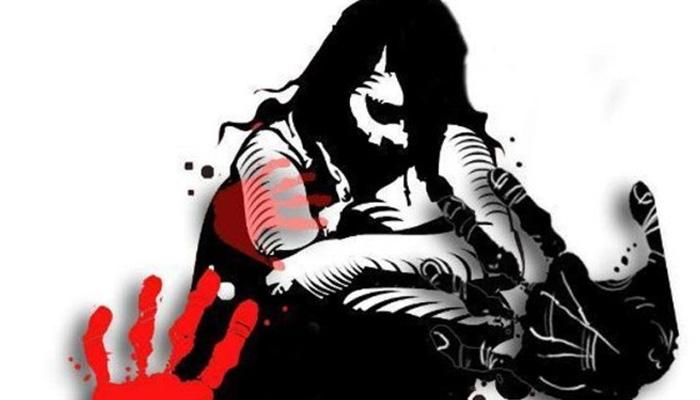 महिला आयोग की सदस्य ने रेप पीड़िता के साथ ली सेल्फी, जांच के आदेश महिला आयोग की सदस्य ने रेप पीड़िता के साथ ली सेल्फी, जांच के आदेश