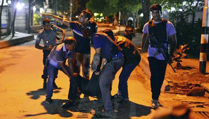 ढाका के रेस्तरां में बंदूकधारियों का कहर; करीब 60 लोगों को बनाया बंधक, पांच की ली जान ढाका के रेस्तरां में बंदूकधारियों का कहर; करीब 60 लोगों को बनाया बंधक, पांच की ली जान