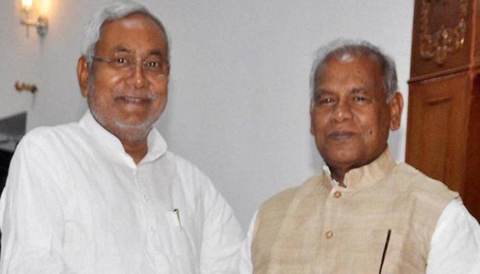 लालू की इफ्तार पार्टी में शामिल हुए नीतीश कुमार और जीतनराम मांझी, बैठे आस-पास लालू की इफ्तार पार्टी में शामिल हुए नीतीश कुमार और जीतनराम मांझी, बैठे आस-पास