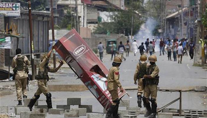 कश्मीर हिंसा: सेना और पुलिस से प्रदर्शनकारियों ने लूटे हथियार; सुरक्षा बल सतर्क, कई इलाकों में अब भी कर्फ्यू कश्मीर हिंसा: सेना और पुलिस से प्रदर्शनकारियों ने लूटे हथियार; सुरक्षा बल सतर्क, कई इलाकों में अब भी कर्फ्यू