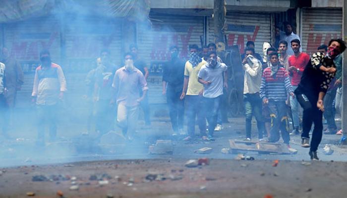कश्मीर हिंसा में अब तक 41 की मौत, कर्फ्यू जारी, अखबार जब्त कश्मीर हिंसा में अब तक 41 की मौत, कर्फ्यू जारी, अखबार जब्त