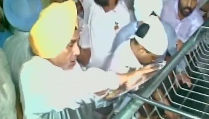 अमृतसर के स्वर्ण मंदिर पहुंचे केजरीवाल, पहले से ही साफ बर्तनों को धोकर विवादों में घिरे अमृतसर के स्वर्ण मंदिर पहुंचे केजरीवाल, पहले से ही साफ बर्तनों को धोकर विवादों में घिरे