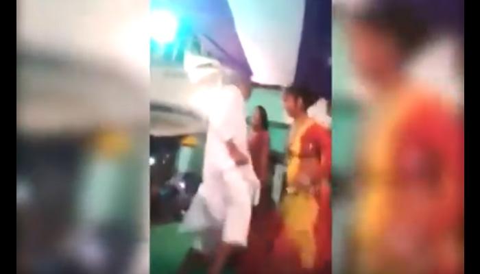 बार गर्ल्स के साथ डांस करते कैमरे में कैद हुए नशे में धुत जेडीयू विधायक- देखें वीडियो बार गर्ल्स के साथ डांस करते कैमरे में कैद हुए नशे में धुत जेडीयू विधायक- देखें वीडियो