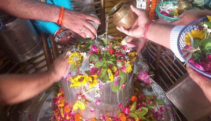 भगवान शंकर को समर्पित सावन मास का प्रारंभ, शिवालयों में उमड़े श्रद्धालु भगवान शंकर को समर्पित सावन मास का प्रारंभ, शिवालयों में उमड़े श्रद्धालु