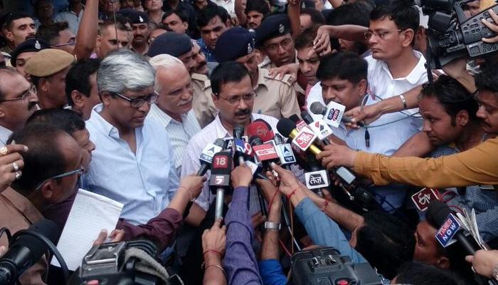 केजरीवाल गुजरात में पीड़ितों से मिले, BJP सरकार को बताया ‘दलित विरोधी’ केजरीवाल गुजरात में पीड़ितों से मिले, BJP सरकार को बताया ‘दलित विरोधी’