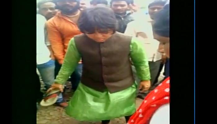 तृप्ति देसाई ने महिला से रेप करने के आरोपी को चप्पल से पीटा, वीडियो हुआ वायरल तृप्ति देसाई ने महिला से रेप करने के आरोपी को चप्पल से पीटा, वीडियो हुआ वायरल