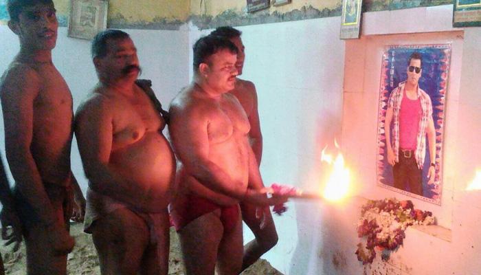 पहलवानों का 'भगवान' बन गए 'सुल्तान'! जानिए सलमान की पूजा और आरती क्यों हो रही हैं? देखें VIDEO पहलवानों का 'भगवान' बन गए 'सुल्तान'! जानिए सलमान की पूजा और आरती क्यों हो रही हैं? देखें VIDEO