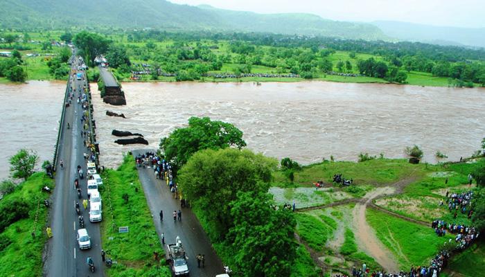 महाराष्ट्र: महाड़ पुल हादसा, 14 शव बरामद, 42 अब भी लापता महाराष्ट्र: महाड़ पुल हादसा, 14 शव बरामद, 42 अब भी लापता