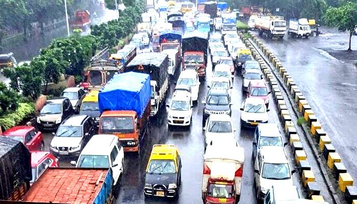 लगातार हो रही बारिश से मुंबई हुई पानी पानी, जनजीवन अस्त-व्यस्त, लोकल ट्रेनें और फ्लाइट हो रही हैं लेट लगातार हो रही बारिश से मुंबई हुई पानी पानी, जनजीवन अस्त-व्यस्त, लोकल ट्रेनें और फ्लाइट हो रही हैं लेट