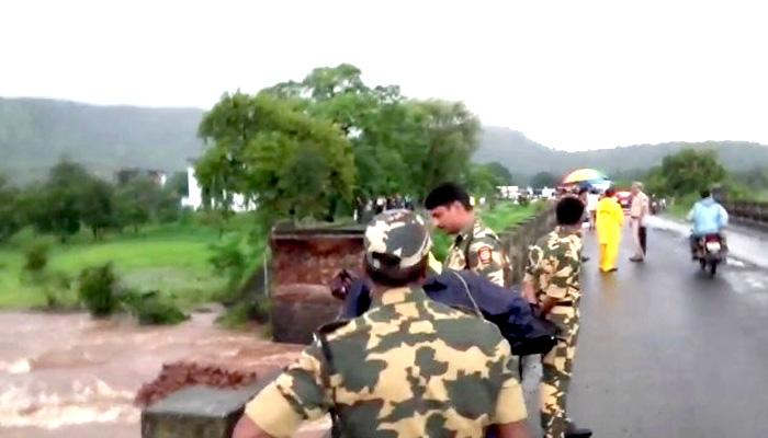 महाड पुल हादसा: खराब मौसम, उंची लहरों से खोज अभियान में बाधा पहुंच रही है महाड पुल हादसा: खराब मौसम, उंची लहरों से खोज अभियान में बाधा पहुंच रही है