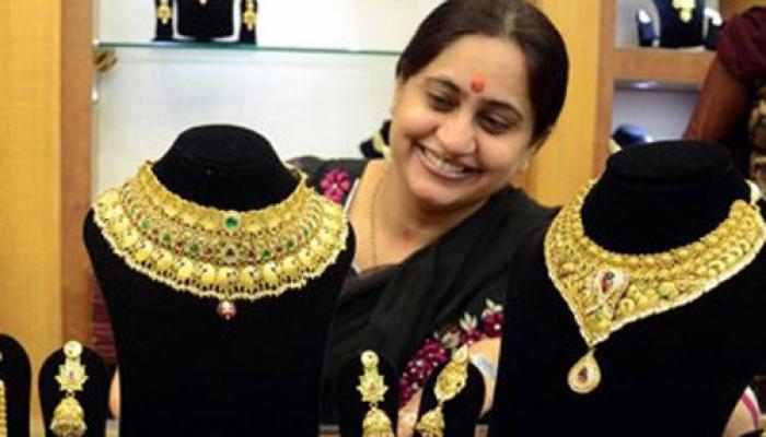 वैश्विक मंदी, कमजोर मांग के बीच सोना और चांदी हुआ सस्ता वैश्विक मंदी, कमजोर मांग के बीच सोना और चांदी हुआ सस्ता