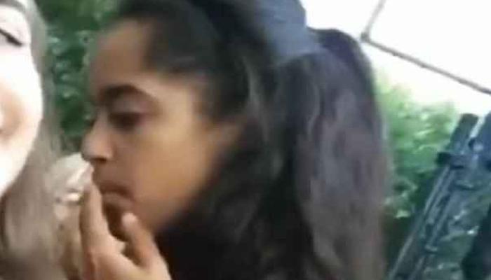 बराक ओबामा की बेटी मालिया सिगरेट पीती नजर आईं, वीडियो हुआ वायरल बराक ओबामा की बेटी मालिया सिगरेट पीती नजर आईं, वीडियो हुआ वायरल