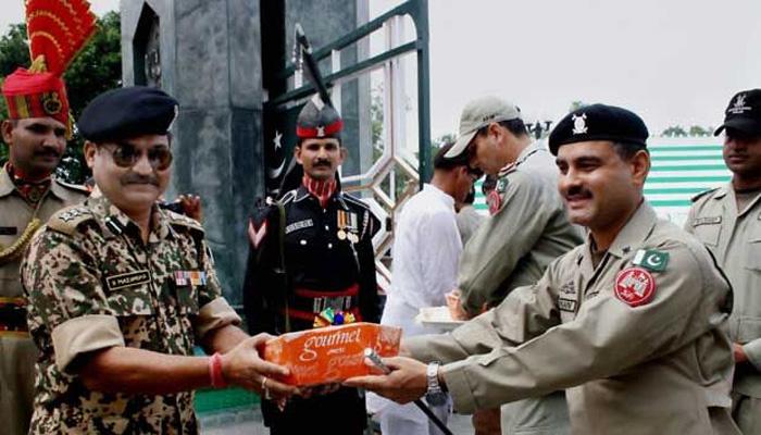 पाक रेंजर्स ने अटारी वाघा सीमा पर BSF को मिठाइयां दी पाक रेंजर्स ने अटारी वाघा सीमा पर BSF को मिठाइयां दी