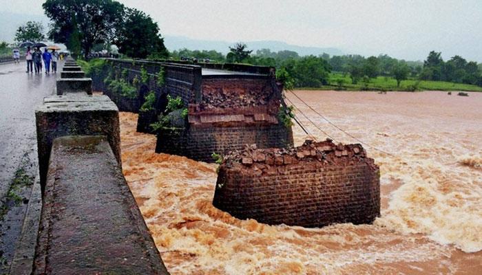 महाड त्रासदी : दो शवों के साथ एसयूवी बरामद, मृतकों की संख्या बढ़कर 28 हुई महाड त्रासदी : दो शवों के साथ एसयूवी बरामद, मृतकों की संख्या बढ़कर 28 हुई