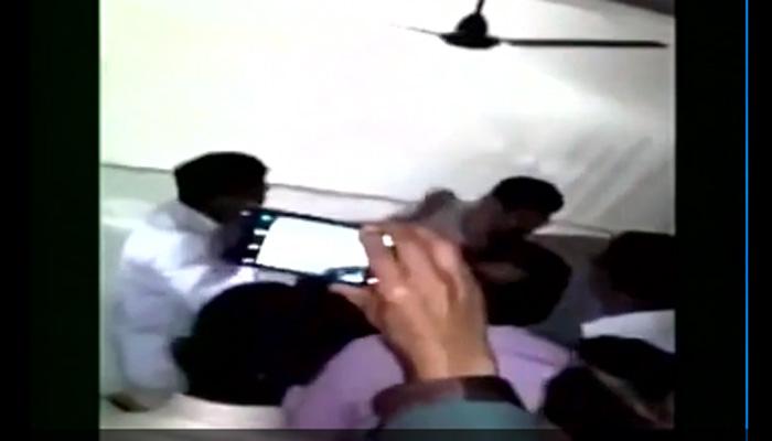 महाराष्ट्र में NCP MLA सुरेश लाड ने डिप्टी कलेक्टर को मारा थप्पड़, देखें video महाराष्ट्र में NCP MLA सुरेश लाड ने डिप्टी कलेक्टर को मारा थप्पड़, देखें video