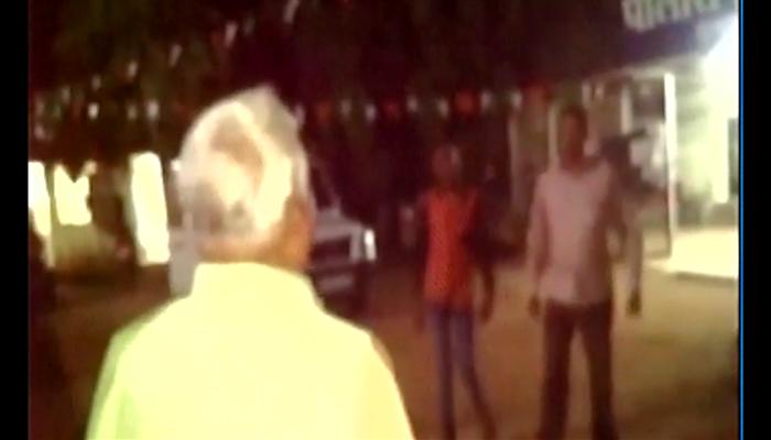 महाराष्ट्र: बीजेपी विधायक ने पुलिसकर्मी को सरेआम मारा थप्पड़- देखें Video महाराष्ट्र: बीजेपी विधायक ने पुलिसकर्मी को सरेआम मारा थप्पड़- देखें Video