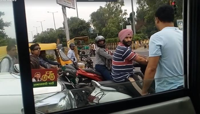 नोएडा के ट्रैफिक सिग्नल पर एक शख्स ने कैसे दूसरे लोगों को धमकाया- देखें वीडियो नोएडा के ट्रैफिक सिग्नल पर एक शख्स ने कैसे दूसरे लोगों को धमकाया- देखें वीडियो