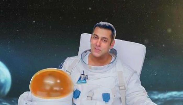 'बिग बॉस 10' का प्रोमो हुई जारी, एस्ट्रोनट के अवतार में दिखे सलमान खान 'बिग बॉस 10' का प्रोमो हुई जारी, एस्ट्रोनट के अवतार में दिखे सलमान खान