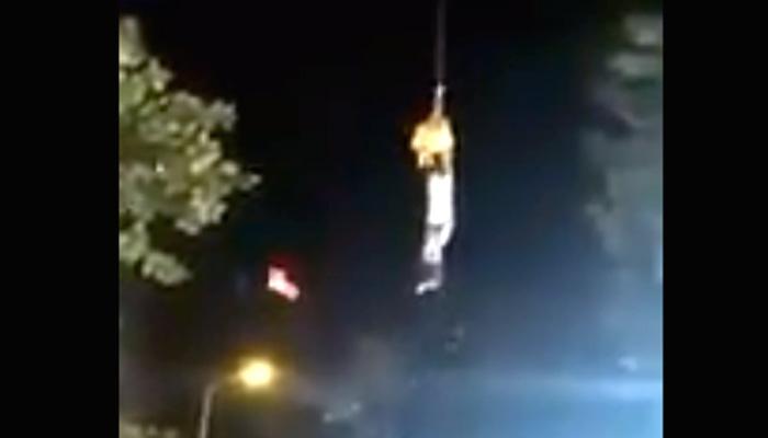 फोड़ने गए थे दही हांडी उतर गई पैंट, उसके बाद...- देखें VIDEO फोड़ने गए थे दही हांडी उतर गई पैंट, उसके बाद...- देखें VIDEO
