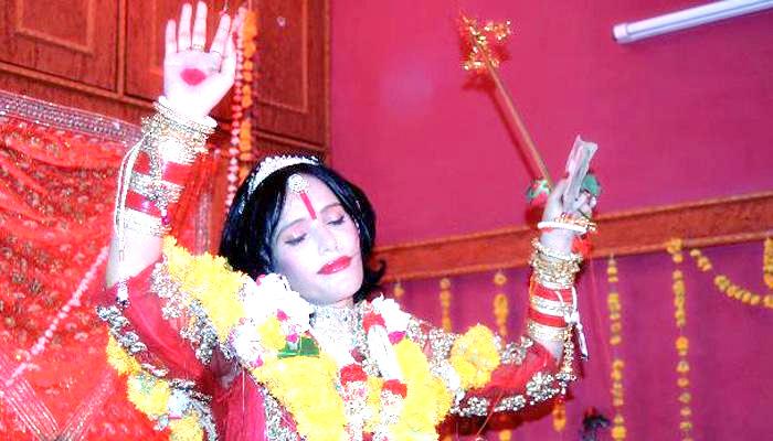 राधे मां के पुराने भक्त की शिकायत कहा, 'मेरा बंगला हड़पना चाहती हैं राधे मां, बेटों पर काला जादू करने का आरोप' राधे मां के पुराने भक्त की शिकायत कहा, 'मेरा बंगला हड़पना चाहती हैं राधे मां, बेटों पर काला जादू करने का आरोप'