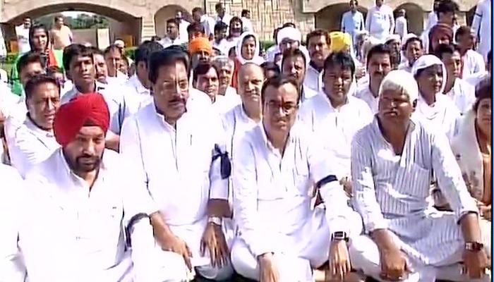 सेक्स सीडी प्रकरण: AAP नेता आशुतोष के खिलाफ राजघाट पर कांग्रेस ने दिया मौन धरना सेक्स सीडी प्रकरण: AAP नेता आशुतोष के खिलाफ राजघाट पर कांग्रेस ने दिया मौन धरना