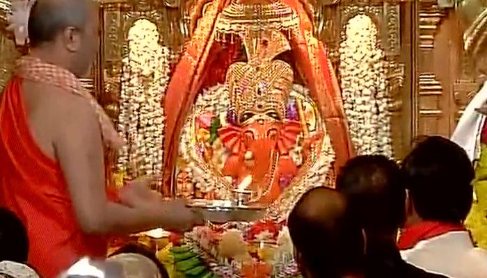 गणेश चतुर्थी: मुंबई के सिद्धिविनायक मंदिर में हुई आरती, सैकड़ों भक्त पहुंचे- देखें वीडियो गणेश चतुर्थी: मुंबई के सिद्धिविनायक मंदिर में हुई आरती, सैकड़ों भक्त पहुंचे- देखें वीडियो