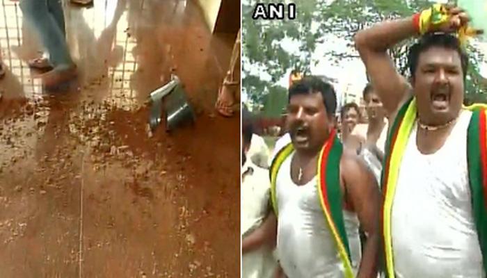 कर्नाटक में कावेरी विवाद पर प्रदर्शन तेज, बेंगलुरू-मैसूरू राजमार्ग रोका गया कर्नाटक में कावेरी विवाद पर प्रदर्शन तेज, बेंगलुरू-मैसूरू राजमार्ग रोका गया