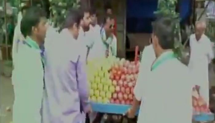 मुंबई में MNS कार्यकर्ताओं की गुंडागर्दी, रेहड़ी वालों के साथ की मारपीट, पलट दिया ठेला- देखें वीडियो मुंबई में MNS कार्यकर्ताओं की गुंडागर्दी, रेहड़ी वालों के साथ की मारपीट, पलट दिया ठेला- देखें वीडियो