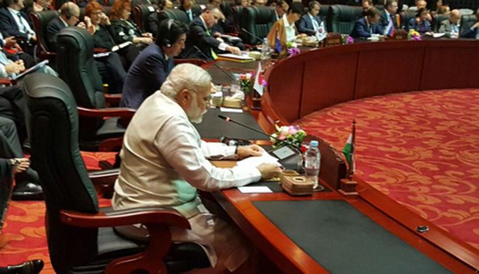 पाकिस्तान के खिलाफ PM मोदी ने फिर बोला हमला- 'पड़ोस का एक देश निर्यात करता है आतंकवाद' पाकिस्तान के खिलाफ PM मोदी ने फिर बोला हमला- 'पड़ोस का एक देश निर्यात करता है आतंकवाद'