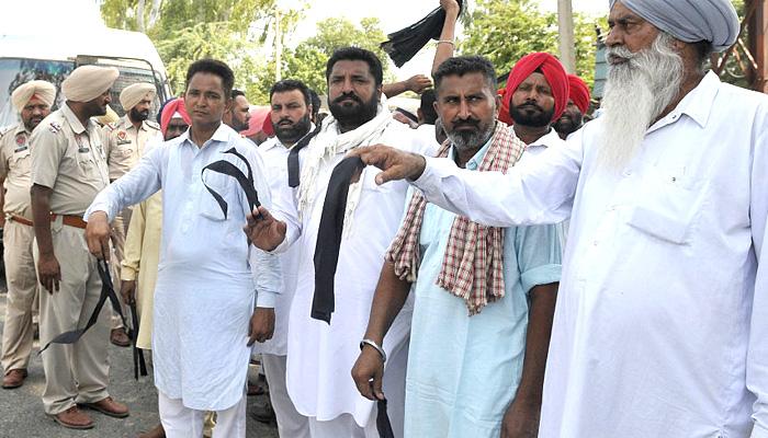 अमृतसर पहुंचने पर अरविंद केजरीवाल को दिखाये गए काले झंडे अमृतसर पहुंचने पर अरविंद केजरीवाल को दिखाये गए काले झंडे